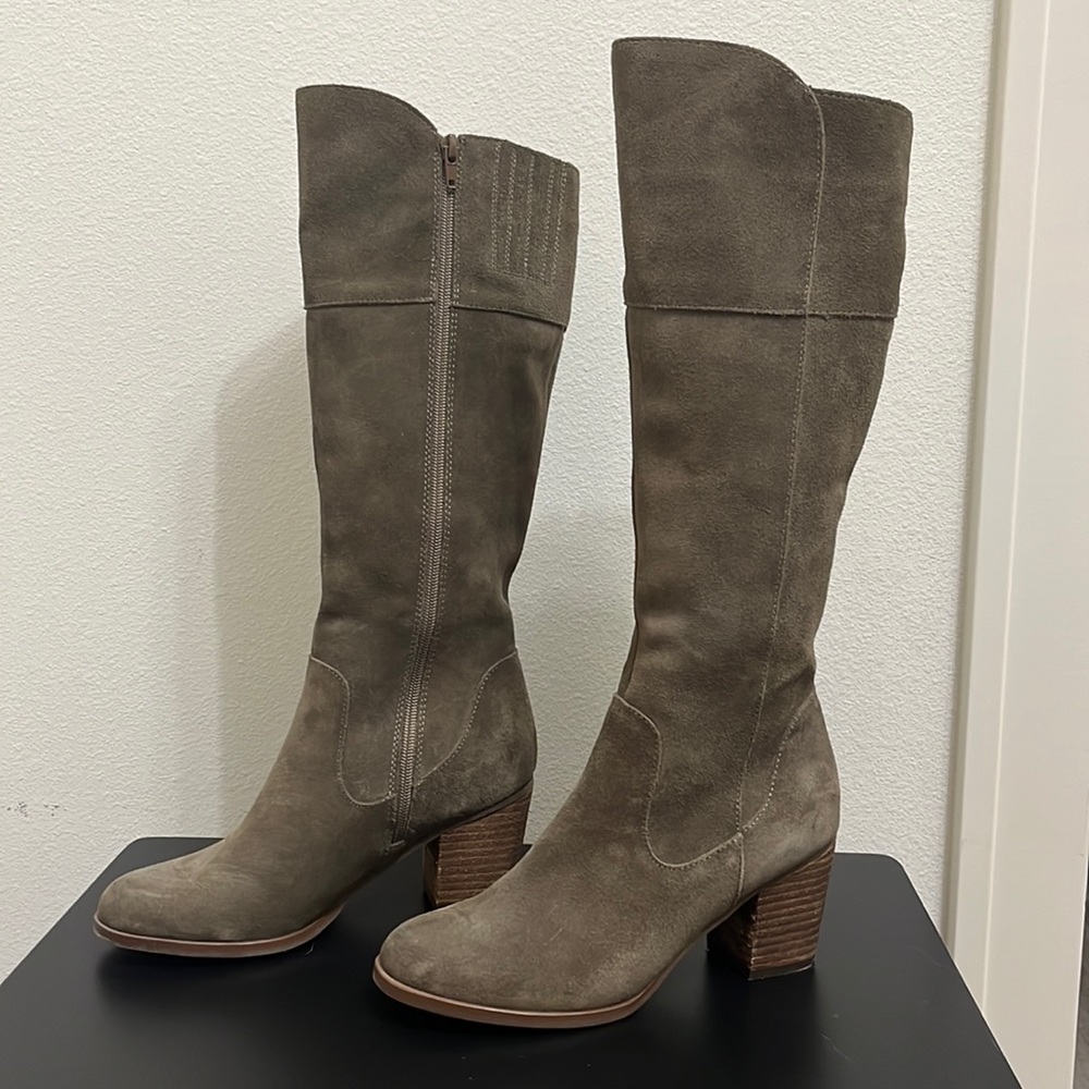 Crown Vintage Unicorn Boot. Taupe. Size 7.5 (US)